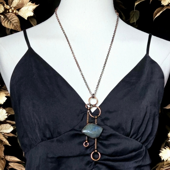 🆕️Boho-Chic Natural Labradorite Copper Pendant Necklace | Vintage-Inspired 🌟 - Picture 1 of 11